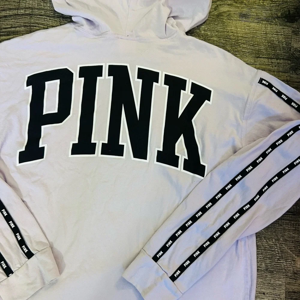 VS PINK 💜CAMPUS LOGO LIGHTWEIGHT LS HOODED TOP - Picture 3 of 7